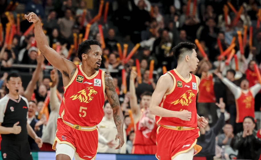 爱游戏中国官网-广东队成为本场最大亮点，CBA季后赛瞬间破防，封盖