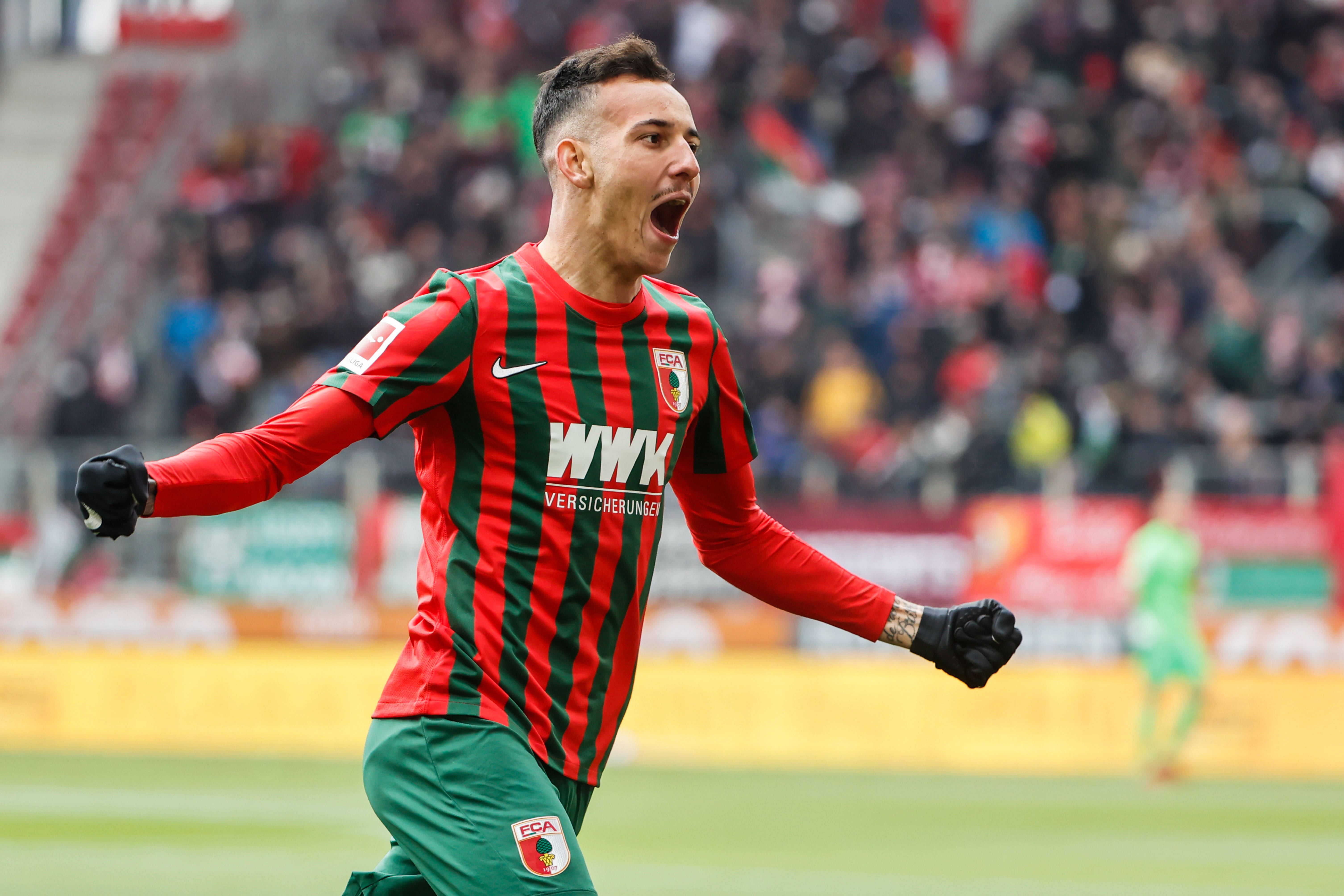 爱游戏网站-关于沃尔夫斯堡球员庆祝进球，激动场面感人的信息