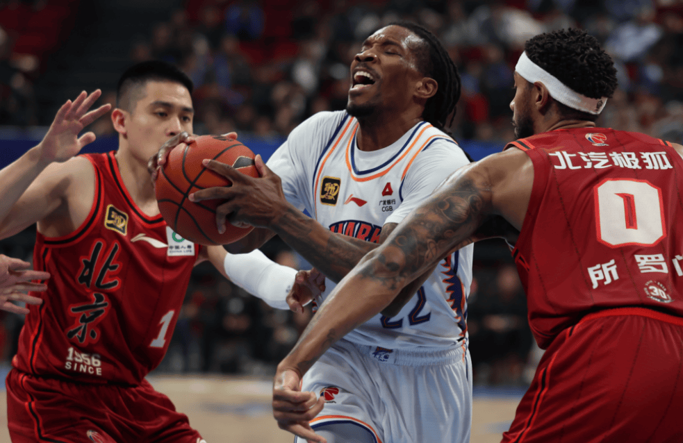 上海男篮较量北京首钢,遭遇失利 上海男篮较量北京首钢,遭遇失利