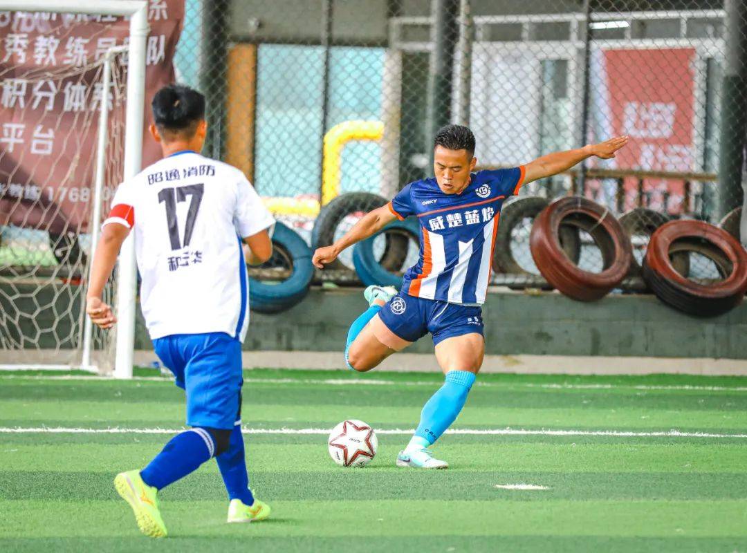 实力如虹,球队轻松战胜对手登顶 实力如虹,球队轻松战胜对手登顶